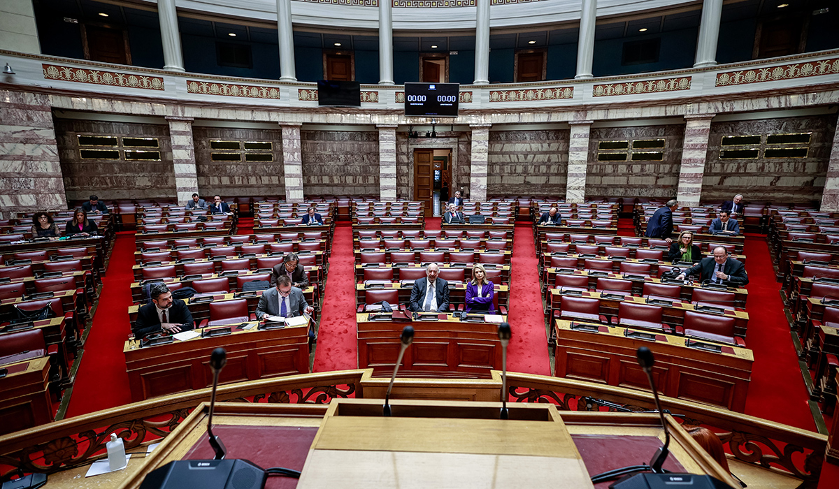 Στη Βουλή το πόρισμα – «πλυντήριο» της ΝΔ για τα Τέμπη, απών από τη συζήτηση ο Πρωθυπουργός