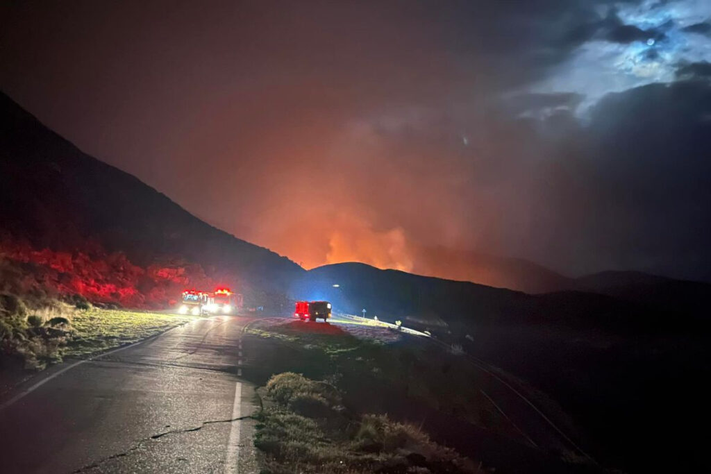 Απίστευτες εικόνες από τη φωτιά στον Ταΰγετο: Χωρίς ενεργό μέτωπο, εκκενώθηκε οικισμός