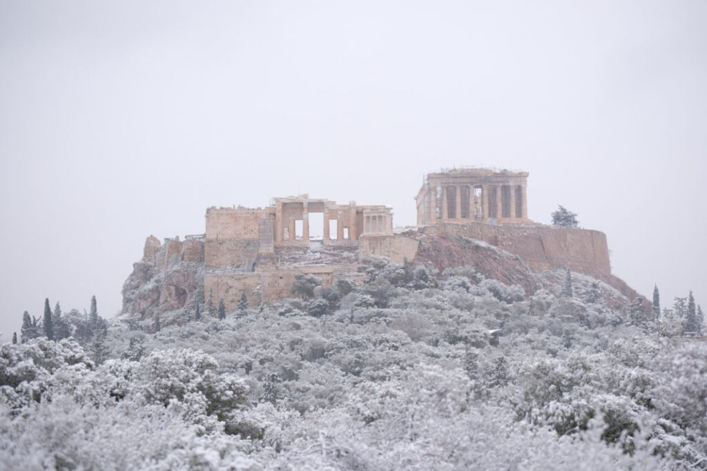 Μαγικές εικόνες από τον χιονιά στην Αθήνα – Η Ακρόπολη στα «λευκά»