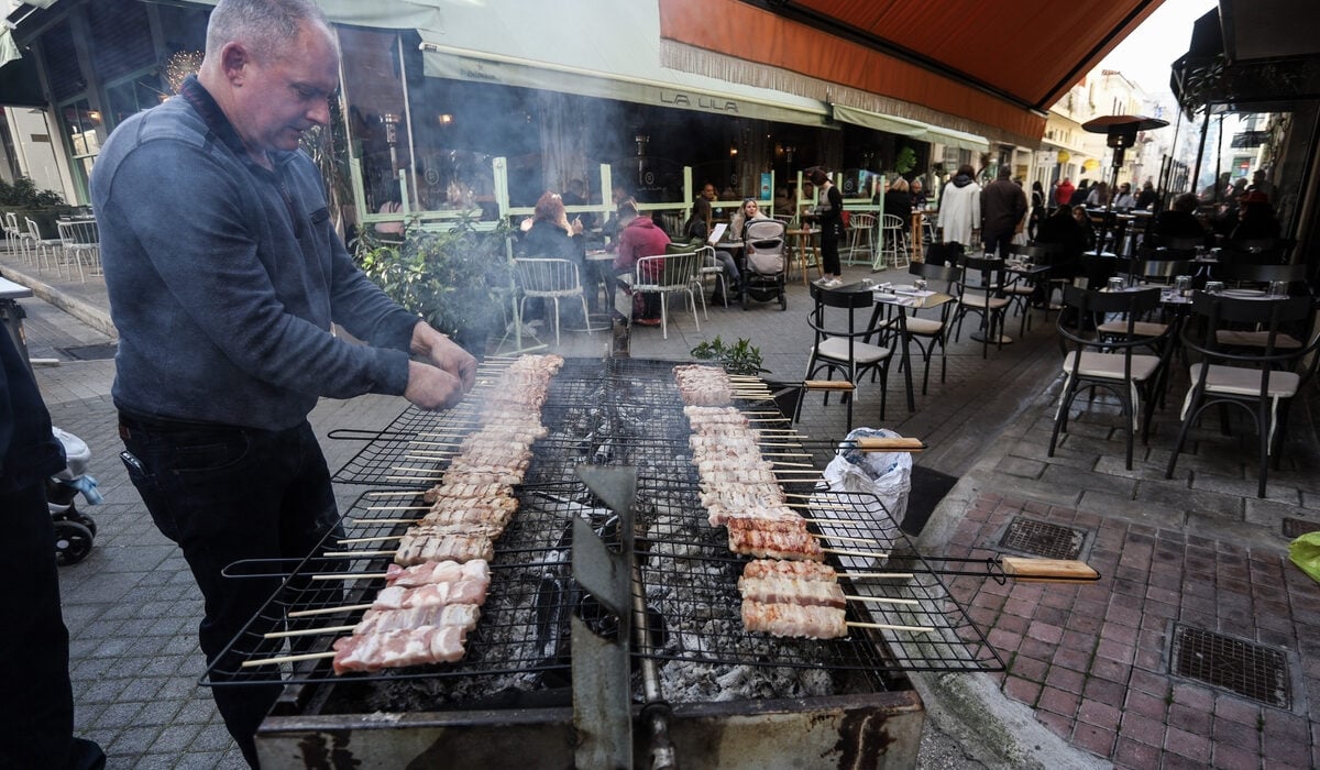 Τσικνοπέμπτη: Ψησταριές, χορός και μουσική σε Αθήνα, Θεσσαλονίκη και Πάτρα – Δείτε φωτογραφίες