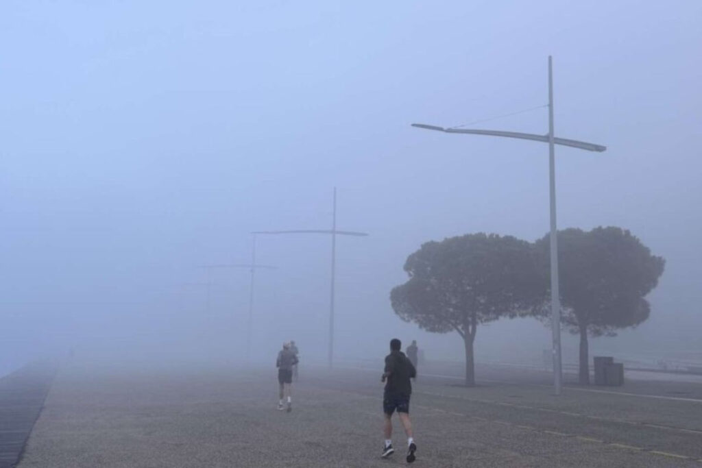 «Χάθηκε» η Θεσσαλονίκη: Εξαφανίστηκε ο… Θερμαϊκός από την ομίχλη (εικόνες)