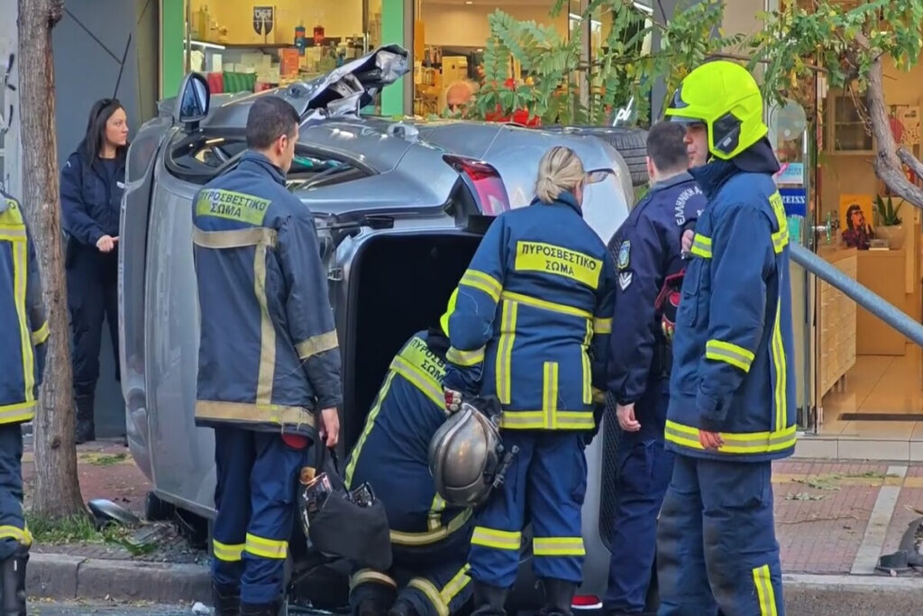 Τροχαίο στην Πατησίων: Αναποδογύρισε ΙΧ – Έκλεισε το ρεύμα προς Ομόνοια (Βίντεο)