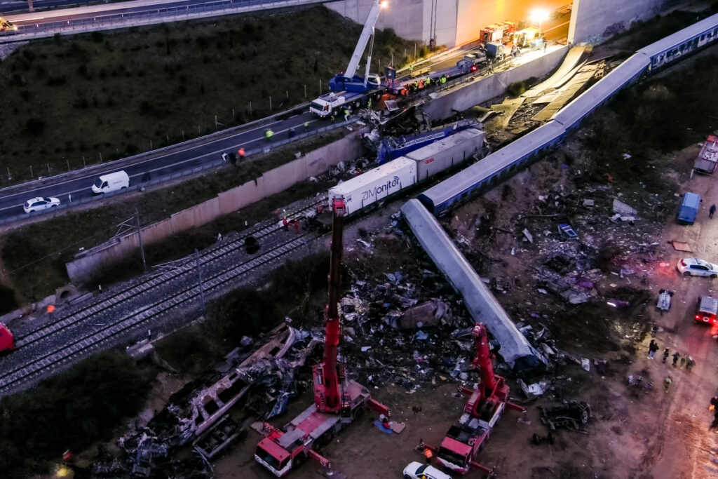 Τέμπη: Νέο συγκλονιστικό βίντεο λίγο μετά τη σύγκρουση – «Βοήθεια, είμαστε από κάτω βοήθεια»