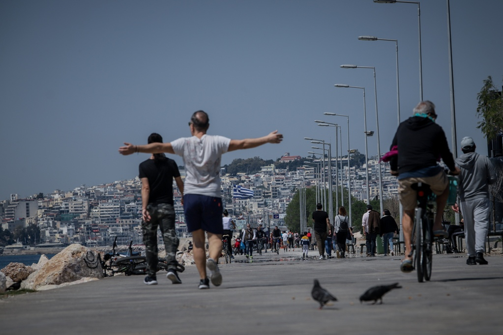 Απαγόρευση κυκλοφορίας: Η καλοκαιρία έβγαλε τον κόσμο στην παραλία του Φλοίσβου