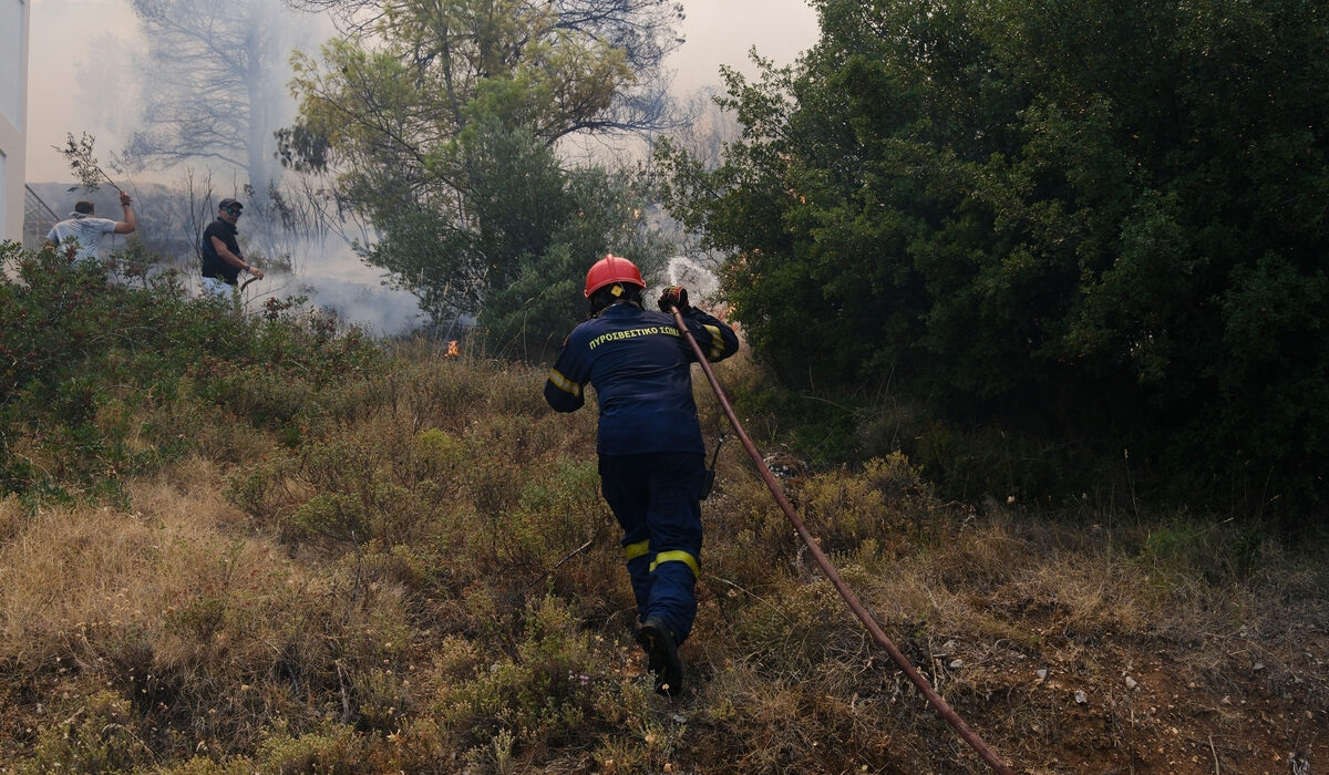 Υπό μερικό έλεγχο η φωτιά στη Βραυρώνα – Συναγερμός σε άλλες 5 περιοχές