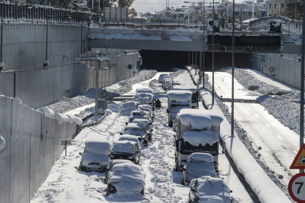 Το συγκλονιστικό σημείωμα οδηγού που έφυγε με τα πόδια από την Αττική Οδό