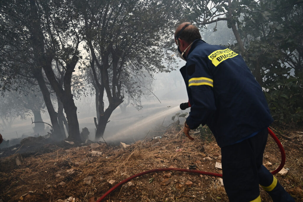 Ικαρία: Καλύτερη η εικόνα με τη φωτιά στους Φούρνους – Μάχη με διάσπαρτες εστίες