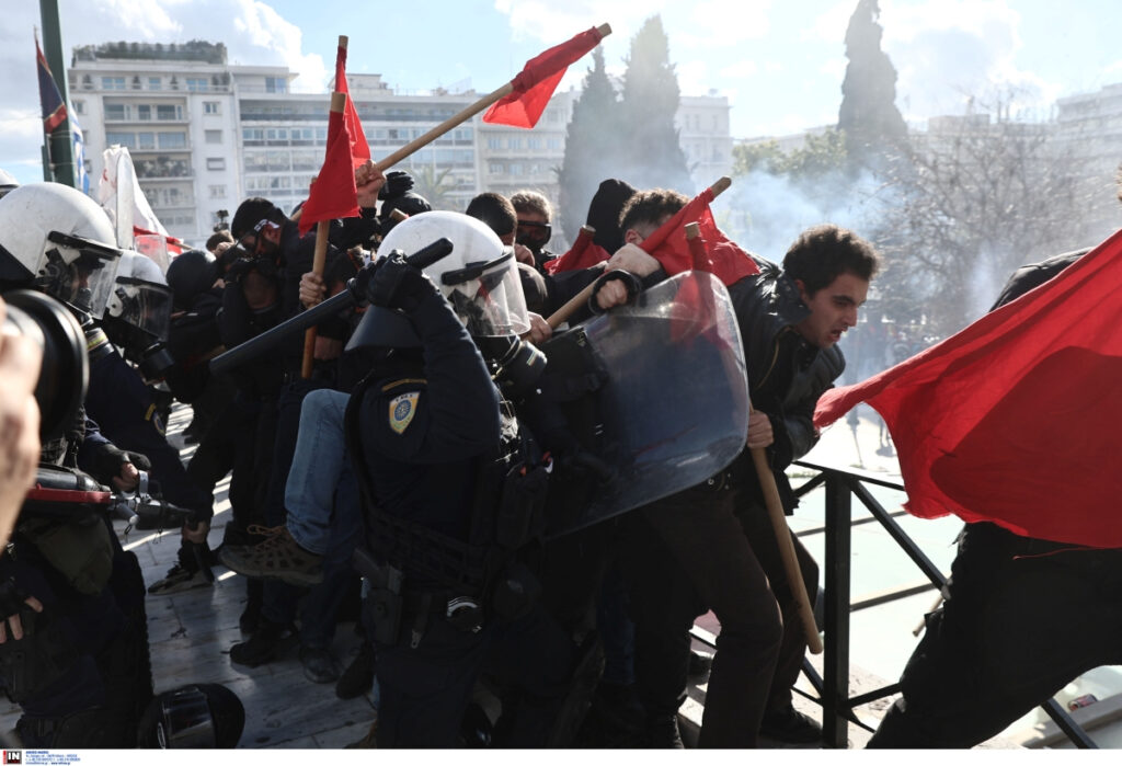 Πανεκπαιδευτικό συλλαλητήριο: Ανοιγμένα κεφάλια και χημικά – Φωτογραφίες και βίντεο από τα επεισόδια στο Σύνταγμα