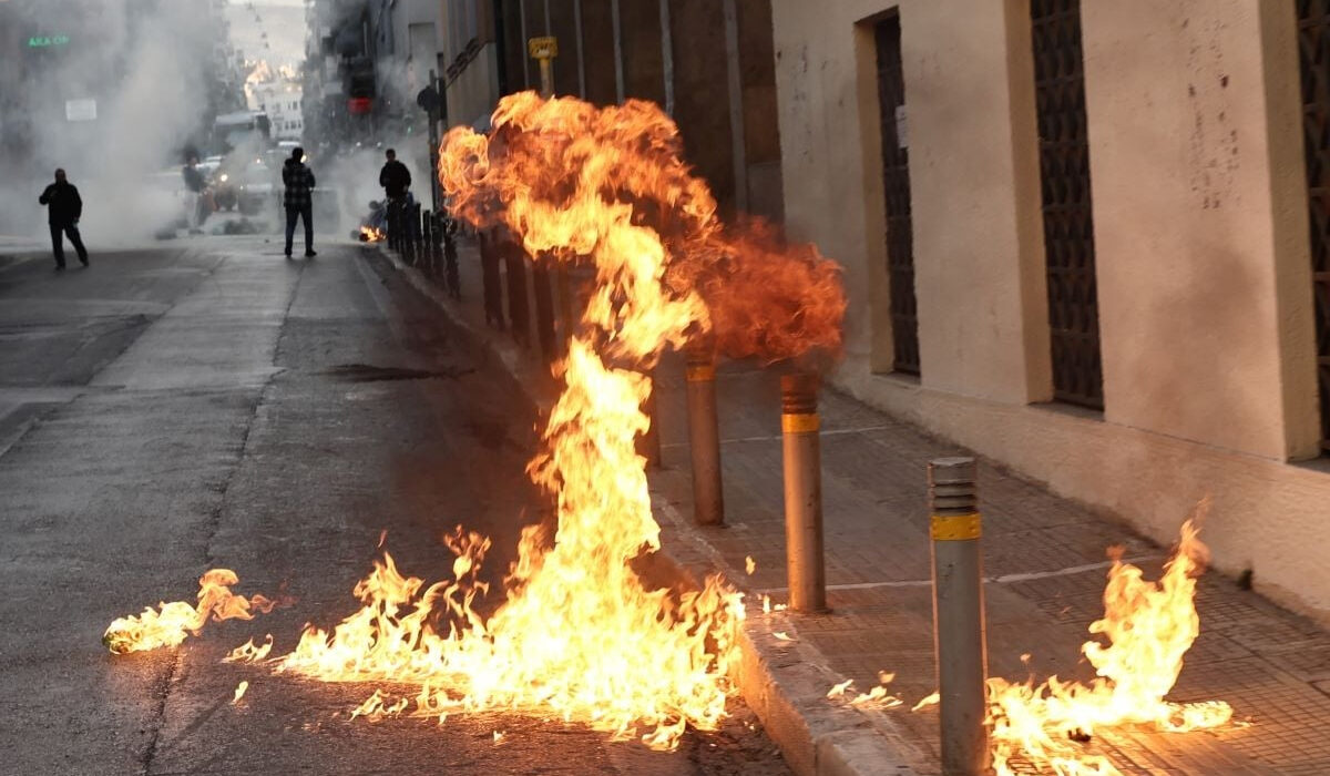 Επεισόδια στα Εξάρχεια: Τραυματίστηκε ένας αστυνομικός