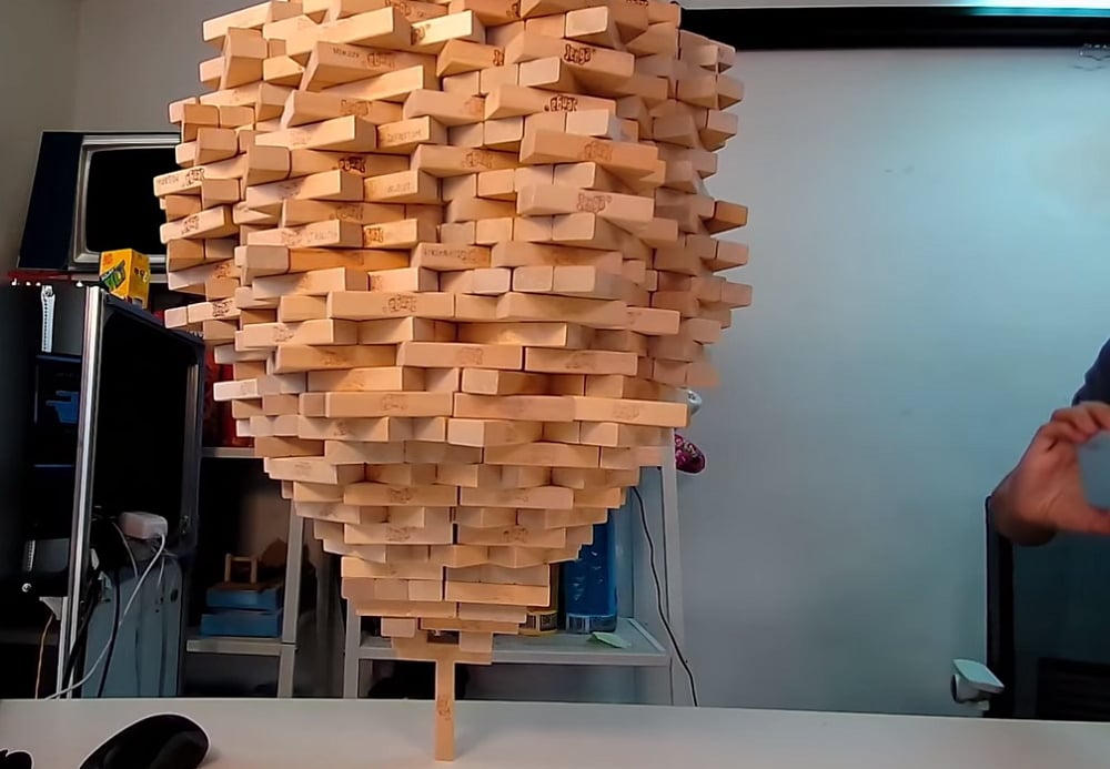 Έσπασε το παγκόσμιο ρεκόρ Jenga με 1512 κομμάτια