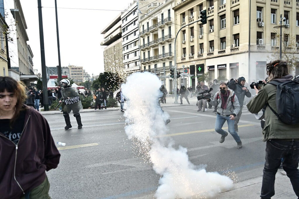 ΕΣΗΕΑ και Ένωση Φωτορεπόρτερ Ελλάδας καταγγέλουν τον τραυματισμό του Μάριου Λώλου