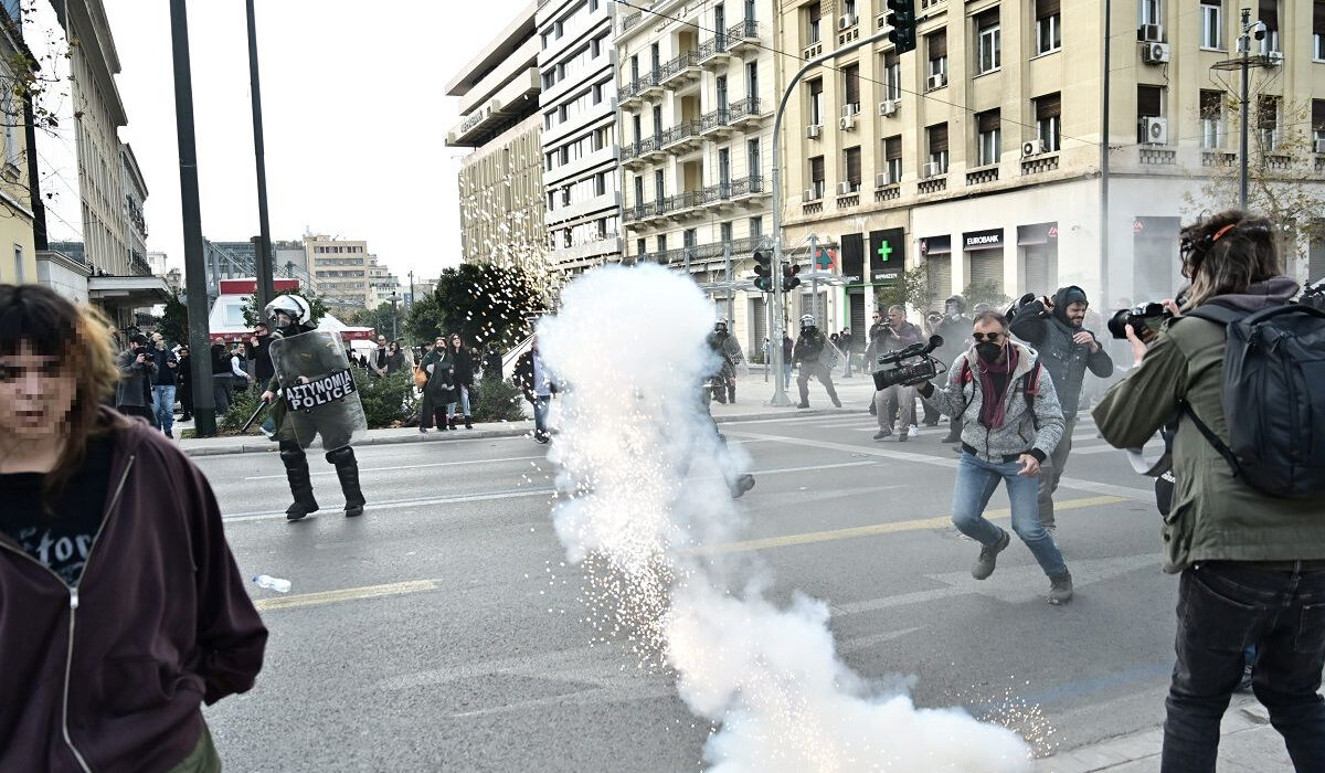 ΕΣΗΕΑ και Ένωση Φωτορεπόρτερ Ελλάδας καταγγέλουν τον τραυματισμό του Μάριου Λώλου