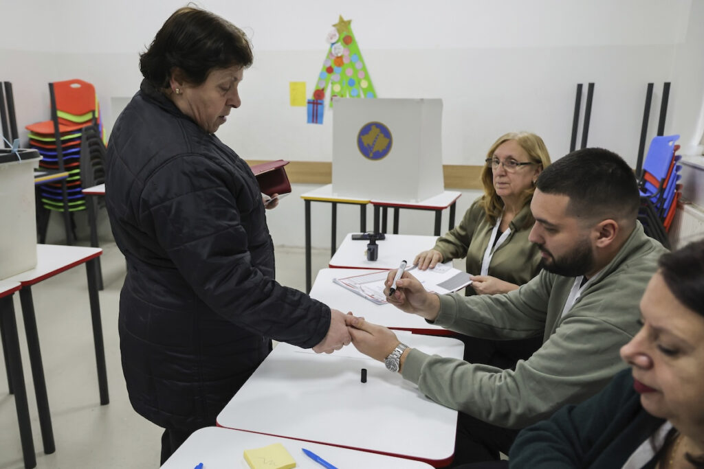 Κόσοβο: Άνοιξαν οι κάλπες για τις κρίσιμες βουλευτικές εκλογές