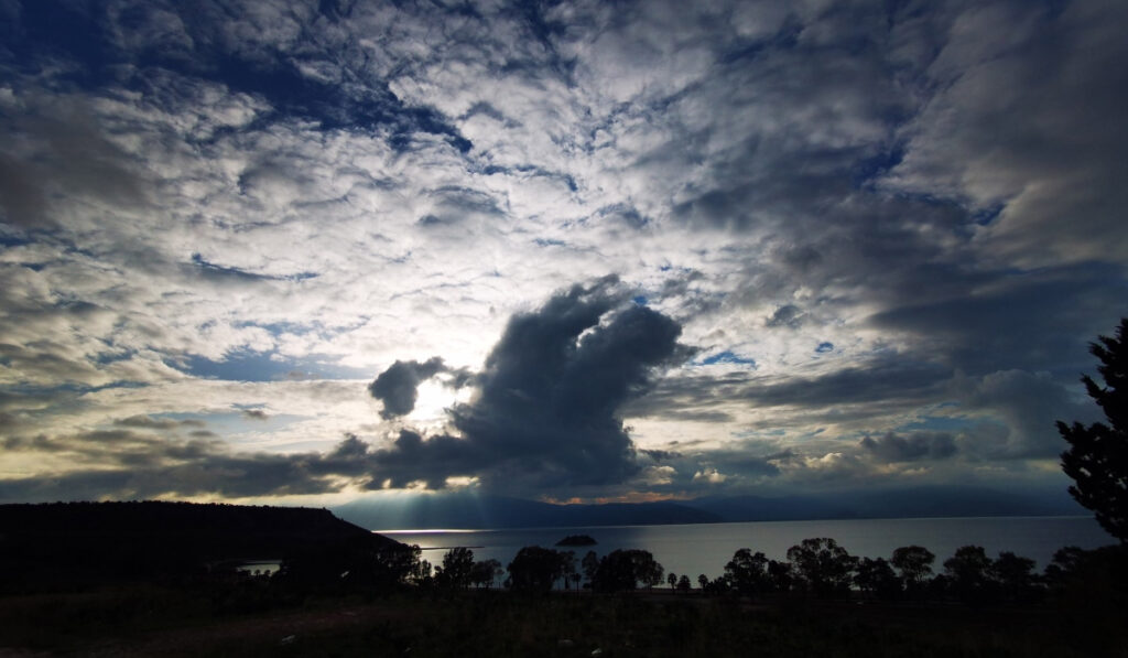 Καιρός-meteo: Βροχερό σκηνικό και 20αρια την Παρασκευή