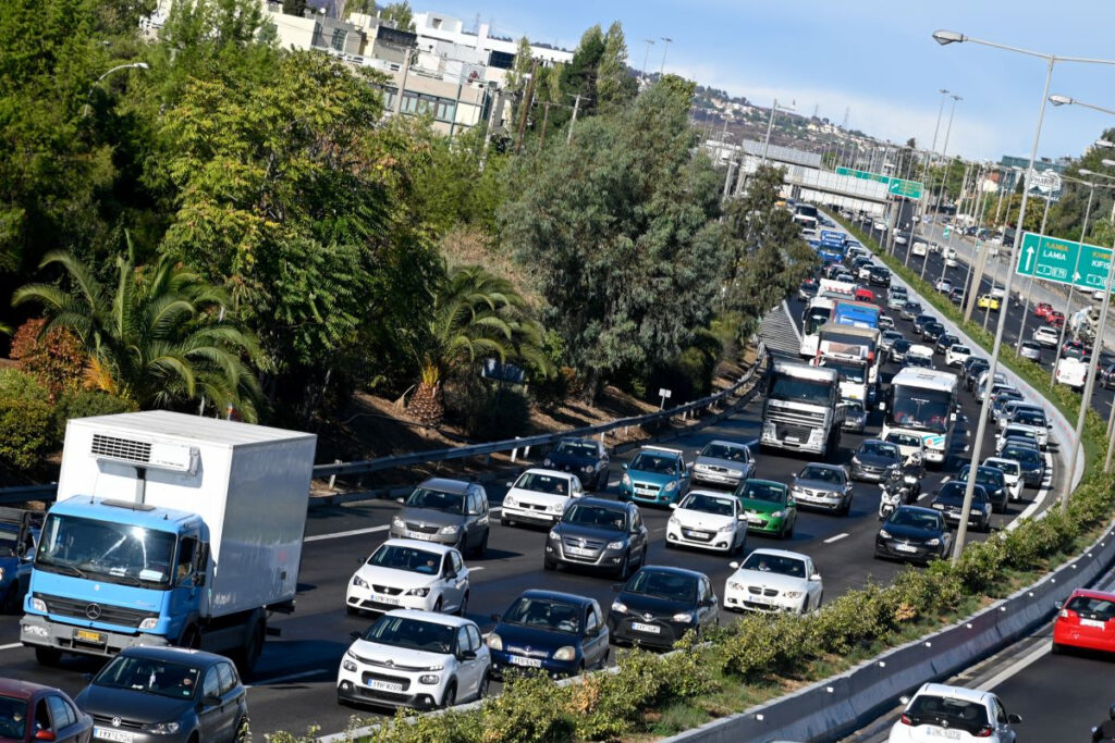 Ουρές χιλιομέτρων στην Εθνική Οδό Αθηνών – Λαμίας: Ανατροπή νταλίκας στο ύψος του Αυλώνα