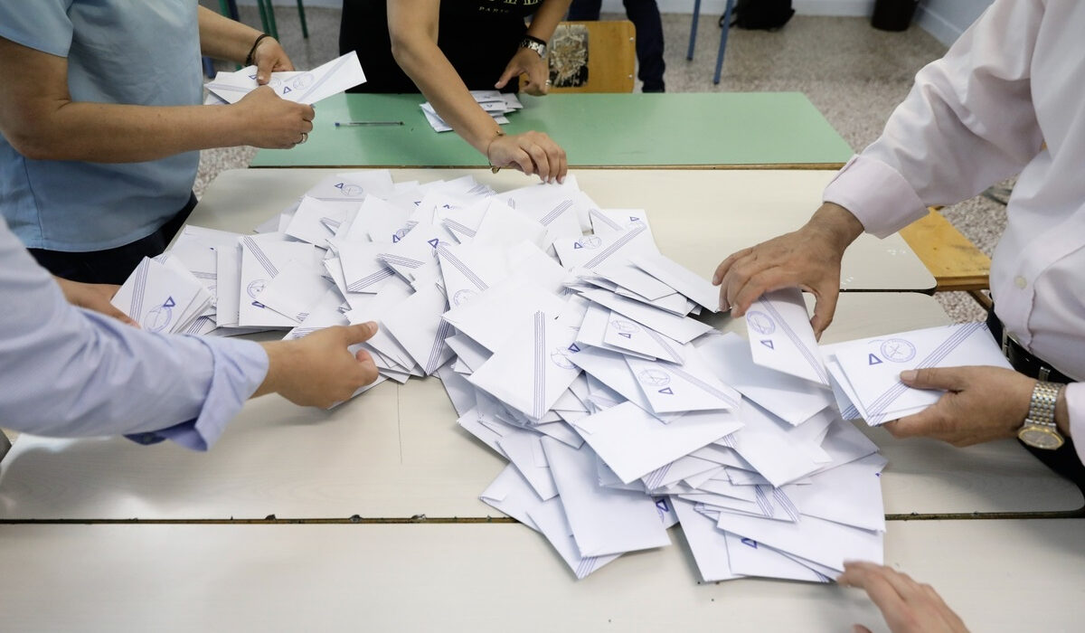 Τα μηνύματα από 4 δημοσκοπήσεις: Αυτοδυναμία τέλος, ανοιχτή η πρωτιά για ΝΔ και ΣΥΡΙΖΑ