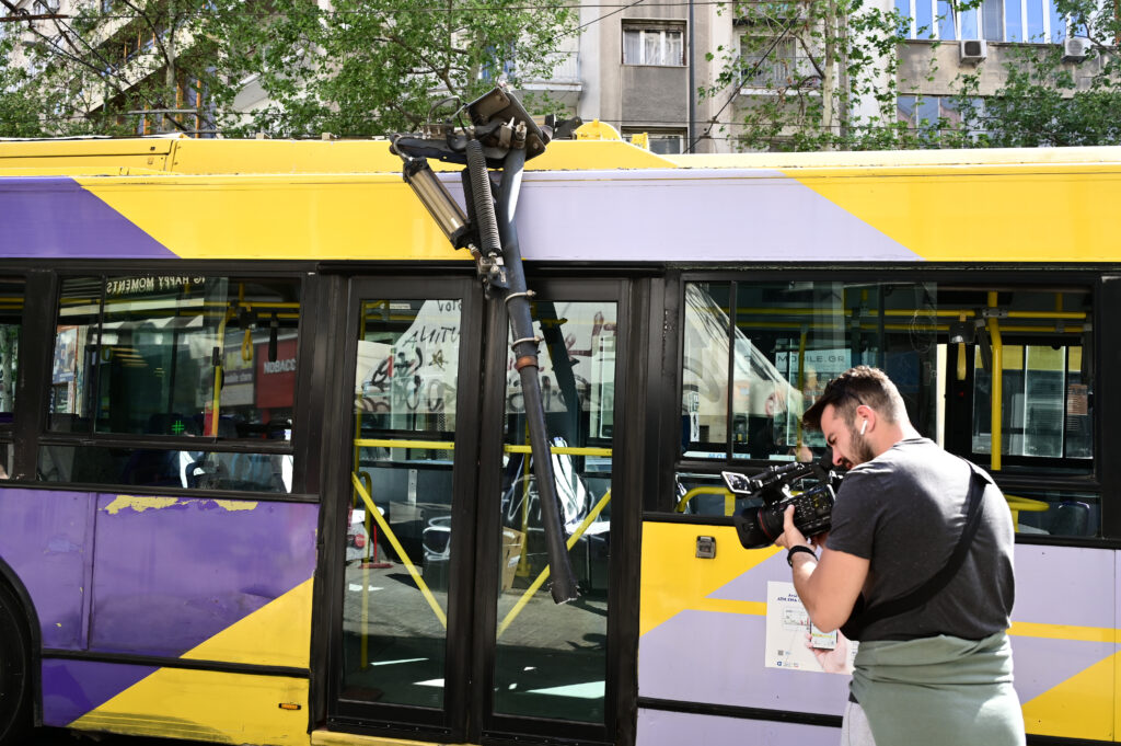 Πώς συνέβη το απίστευτο ατύχημα στην Πανεπιστημίου: 6 τουρίστες τραυματίες από κεραία τρόλεϊ