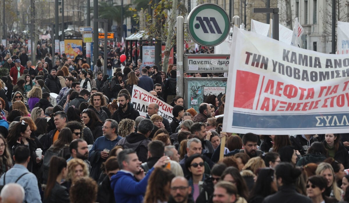 Μαζική συμμετοχή στην πορεία για τα Τέμπη: Χιλιάδες κόσμου στους δρόμους της Αθήνας – Φωτογραφίες