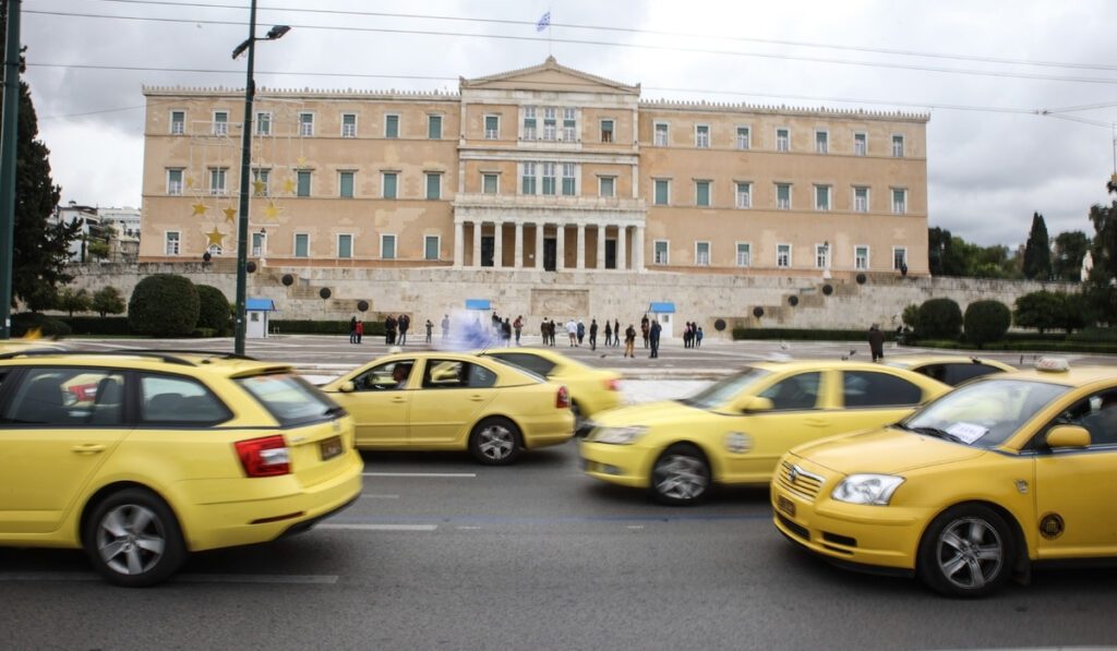 Φορολογικό νομοσχέδιο: Αλλαγές στο «παρά 5» για ταξί, περίπτερα, καφενεία και ασφαλιστικούς συμβούλους