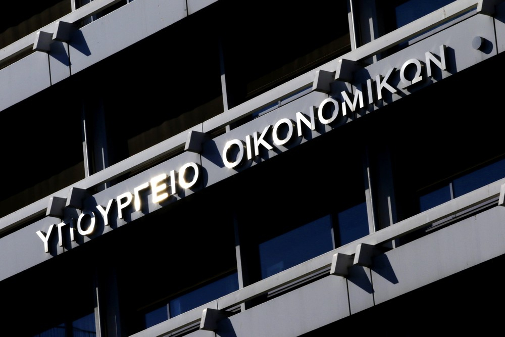 Γιατί το υπουργείο Οικονομικών εξακολουθεί να διαφωνεί με τα στοιχεία της Κομισιόν και τον …πρωθυπουργό!