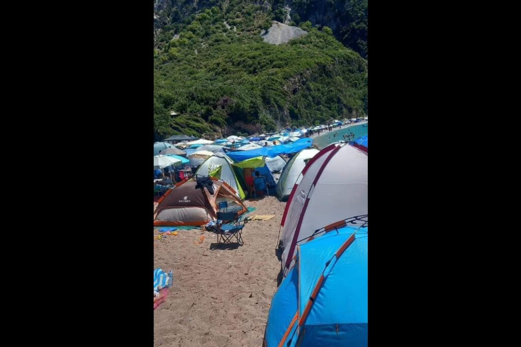 «Έπεσε» η παραλία Θαψά στην Εύβοια – «Θάφτηκε» από τις σκηνές (Φωτογραφίες)