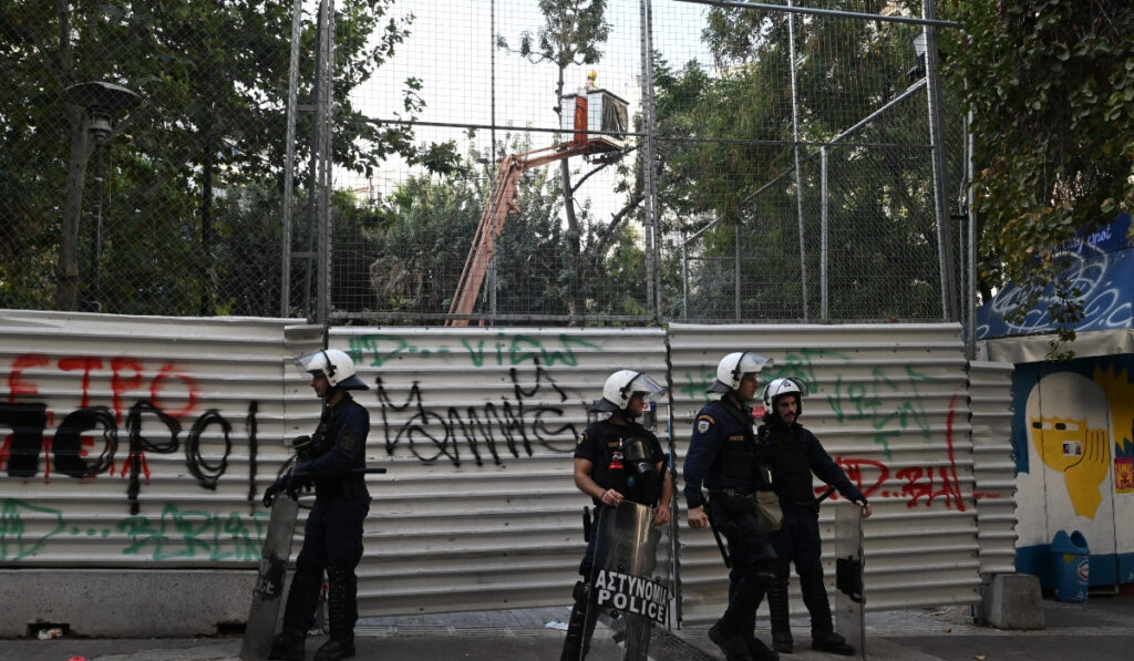 Ένταση στα Εξάρχεια: Κοπή δέντρων συνοδεία ΜΑΤ – Μία σύλληψη