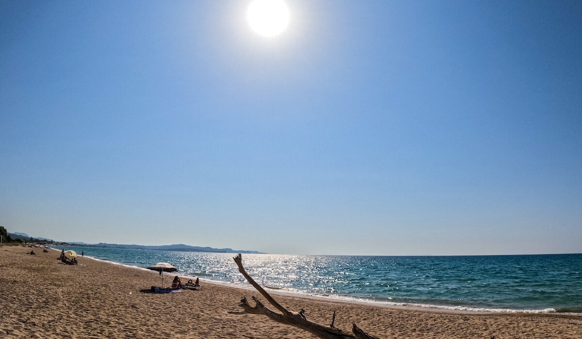 Καιρός σήμερα 13/4: 30άρια και βοριάδες στα πελάγη μέχρι 7 μποφόρ