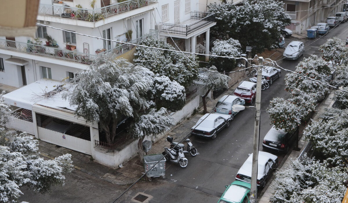 Υποχρεωτικές αλυσίδες χιονιού απόψε στην Αττική – Πόσο είναι το πρόστιμο