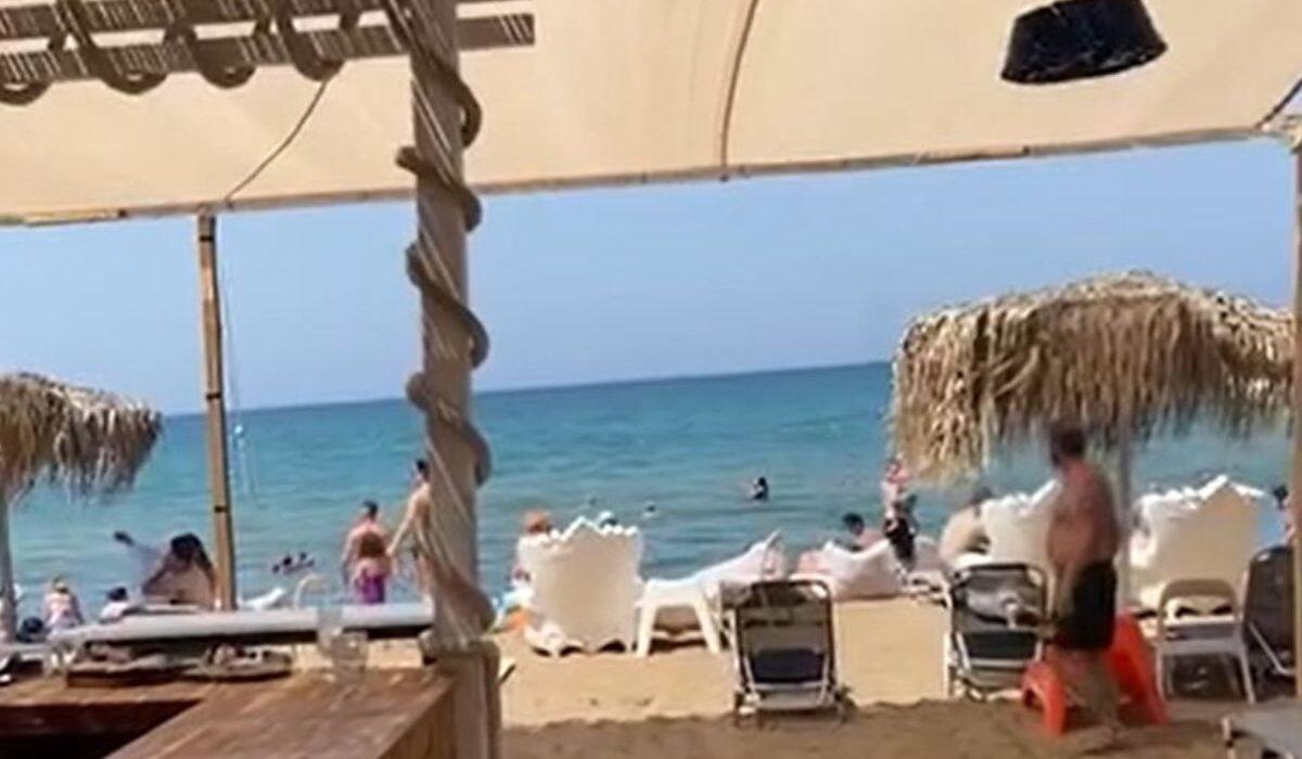 Κουρούτα: Το beach bar με τις μπαρόκ πολυθρόνες μπροστά στο κύμα