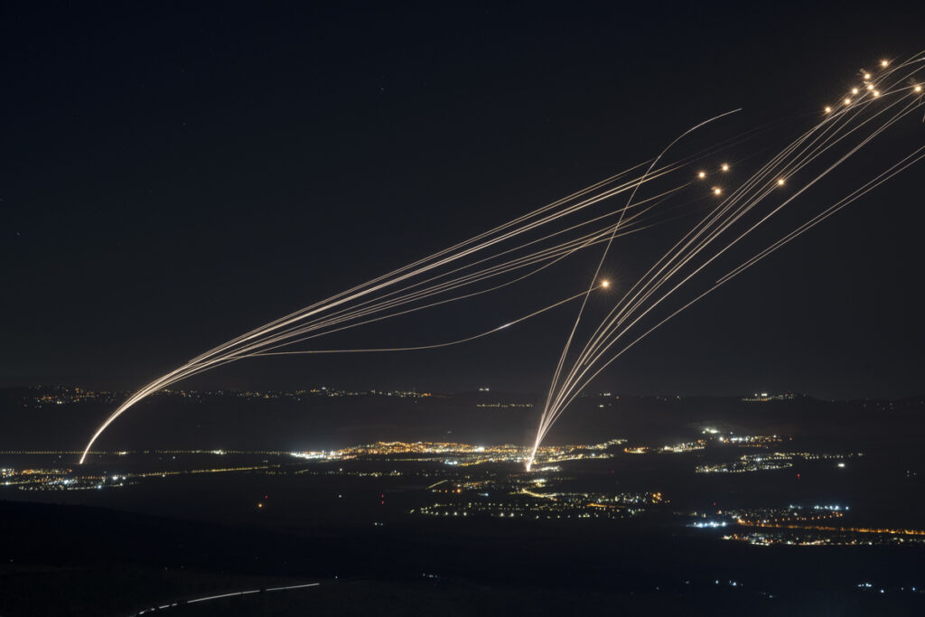 Iron Dome: Η στιγμή που αναχαιτίζει ρουκέτες πάνω από το βόρειο Ισραήλ – Δείτε βίντεο