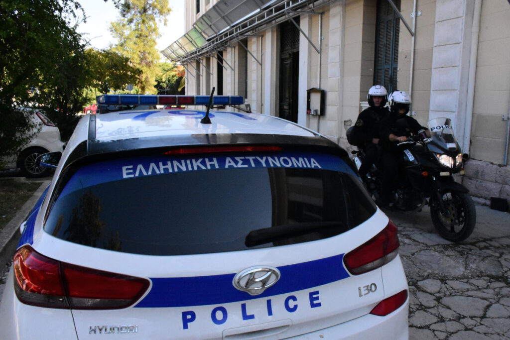 Θρίλερ στα Εξάρχεια με νεκρό ζευγάρι: Συνελήφθη ο άνδρας που «βοήθησε» τη σύντροφό του να κόψει τις φλέβες της