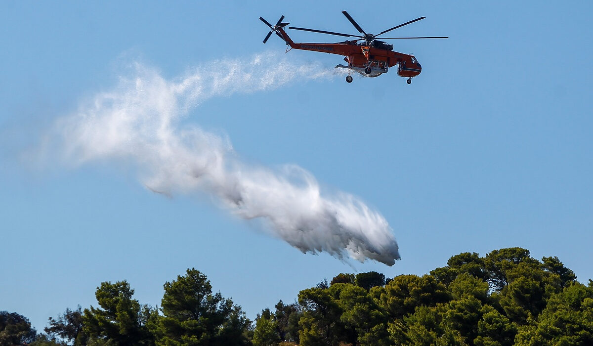 Υπό έλεγχο η φωτιά στο Μαρκόπουλο – Παραμένουν στο σημείο δυνάμεις της Πυροσβεστικής