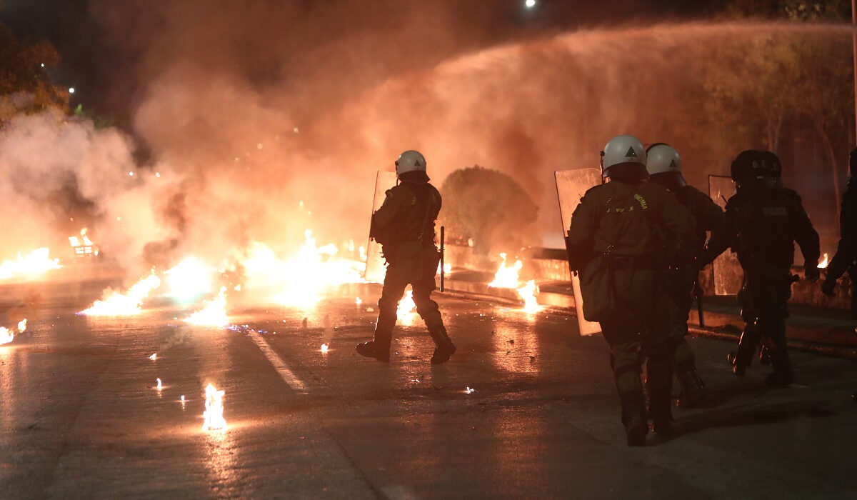 Επεισόδια στη Θεσσαλονίκη: Πεδίο μάχης το ΑΠΘ (Βίντεο – Φωτογραφίες)