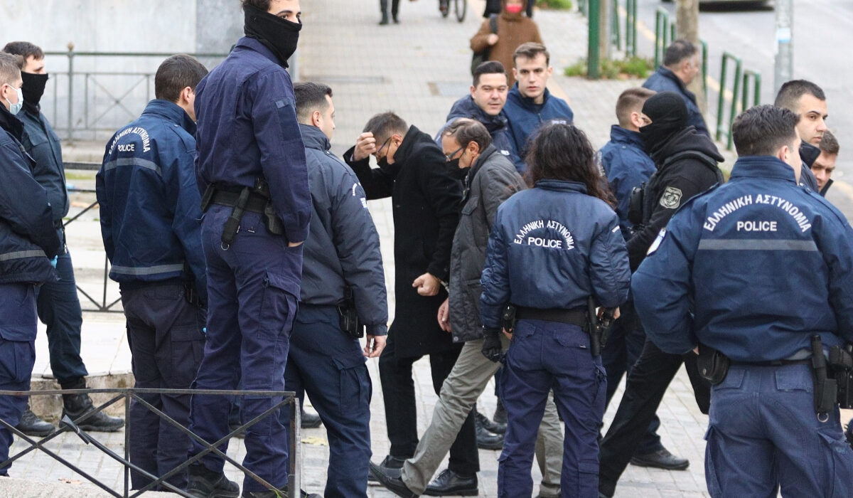 Υπόθεση 12χρονης στον Κολωνό – Ξέσπασαν μητέρα και αδελφή κατά του Μίχου και της εισαγγελέως