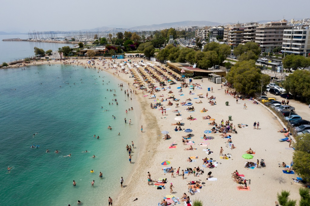 Αγίου Πνεύματος με μουσική και ποτά στις παραλίες