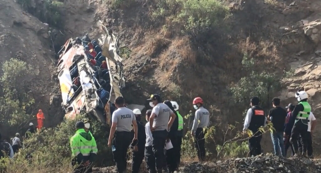 Περού: Τουλάχιστον 32 νεκροί από πτώση λεωφορείου σε χαράδρα