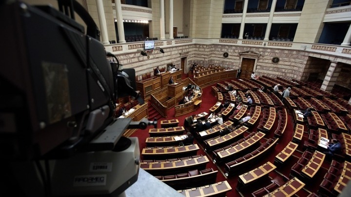 Στα ύψη ανέβηκε το θερμόμετρο στην Ολομέλεια – Μόνο η ΝΔ έμεινε στη Βουλή