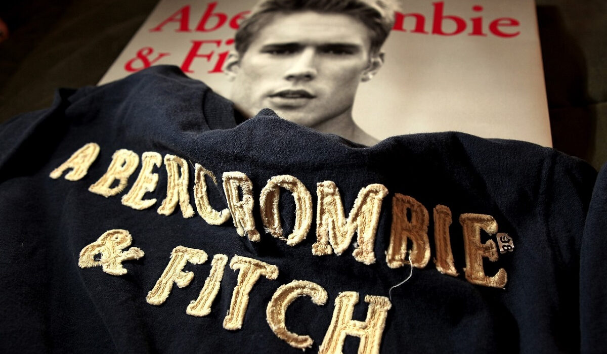 Σκάνδαλο στην Abercrombie & Fitch: Ο πρώην CEO κατηγορείται για σεξουαλική εκμετάλλευση ανδρών