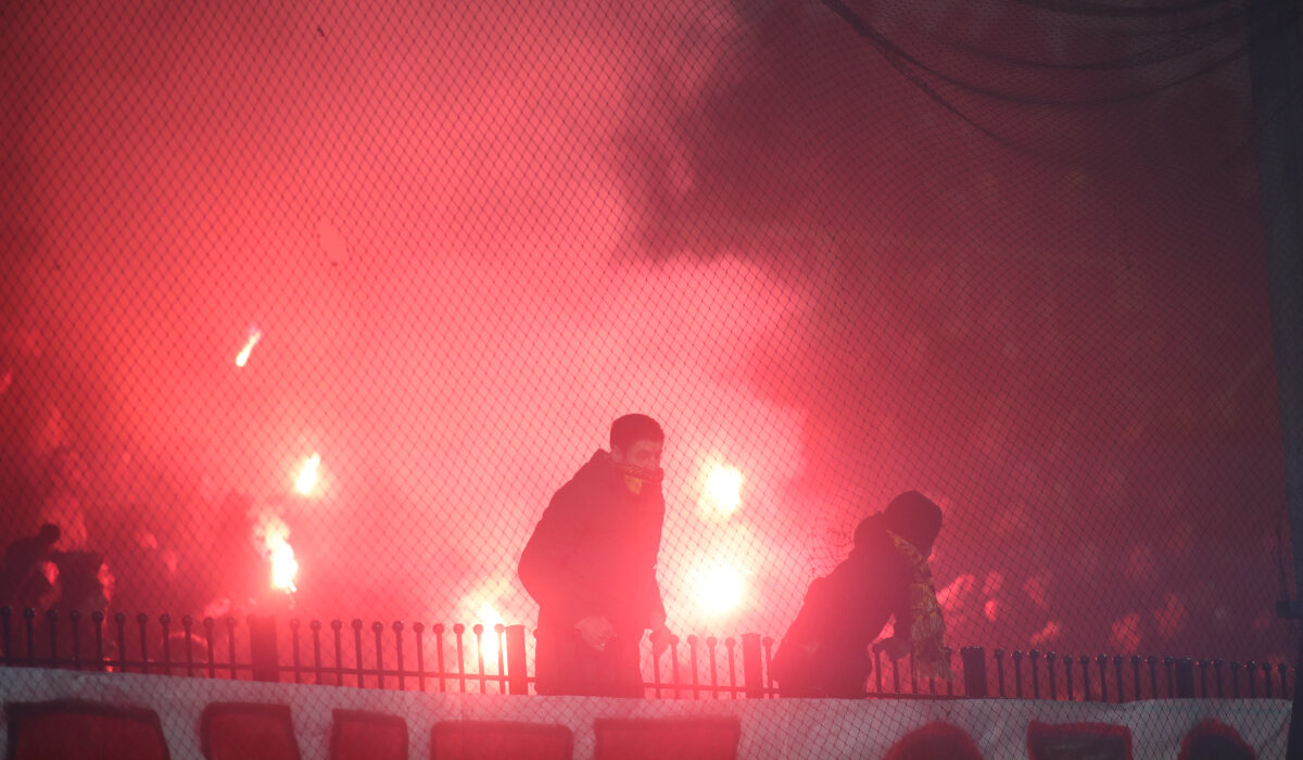 Θεσσαλονίκη: Επεισόδια έξω από το «Κλεάνθης Βικελίδης» – Κουκουλοφόροι επιτέθηκαν στα ΜΑΤ