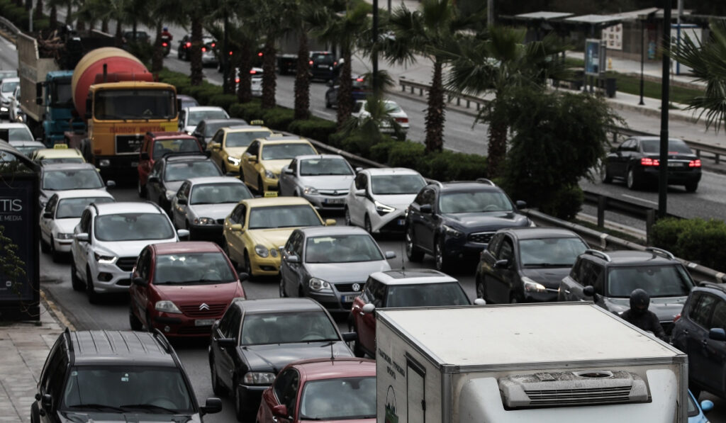 Κίνηση στους δρόμους: Χάος σε Κηφισό, Κηφισίας και Αττική Οδό – Τροχαίο στην Ποσειδώνος