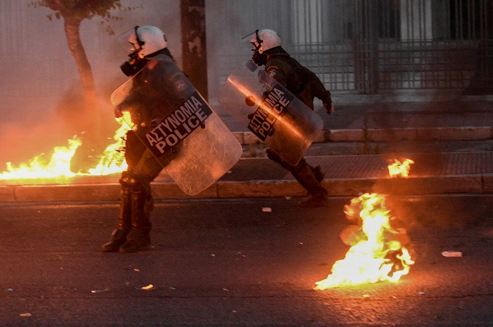 Τζορτζ Φλόιντ: Επεισόδια και μολότοφ στην Αμερικανική Πρεσβεία στην Αθήνα