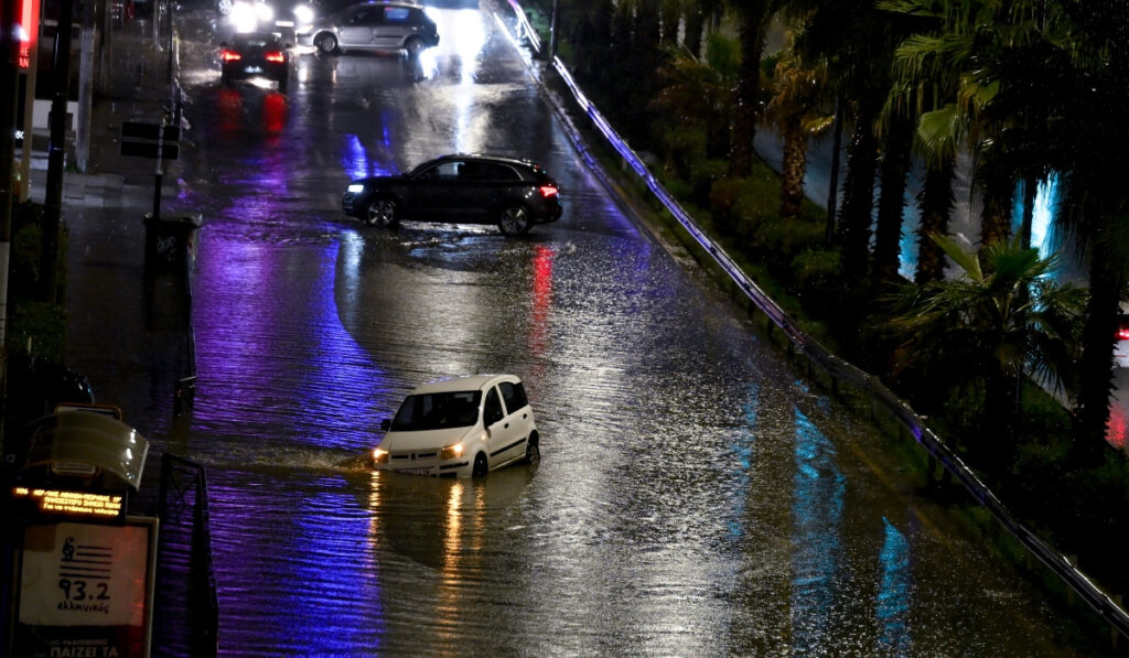 Μπαλάκι οι ευθύνες για τη… λυματοθάλασσα στην Ποσειδώνος: «2 χρόνια για να λυθεί το πρόβλημα»