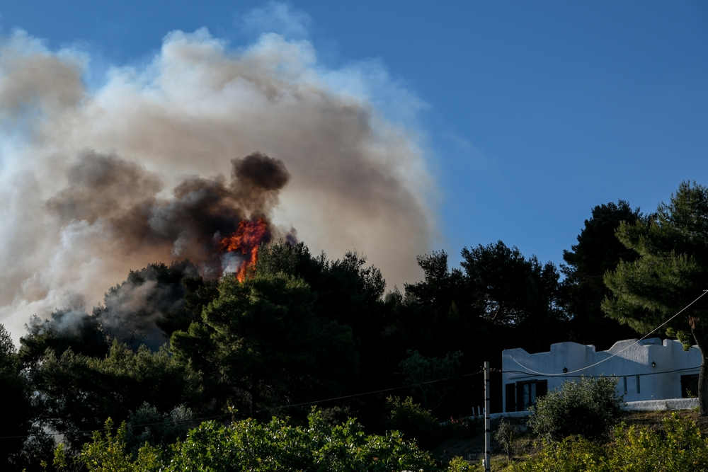 Κόντρα περιφέρειας Αττικής με πυροσβεστική ενώ η φωτιά σαρώνει