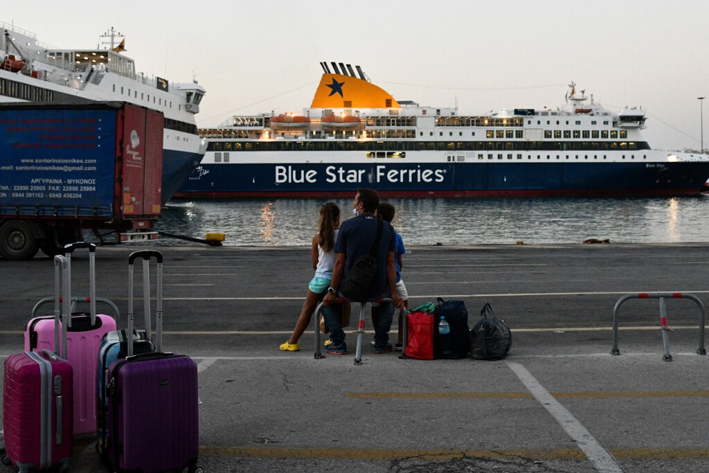 Μάσκες σε ημερόπλοια: Τι αλλάζει και τι ισχύει στα επιβατηγά