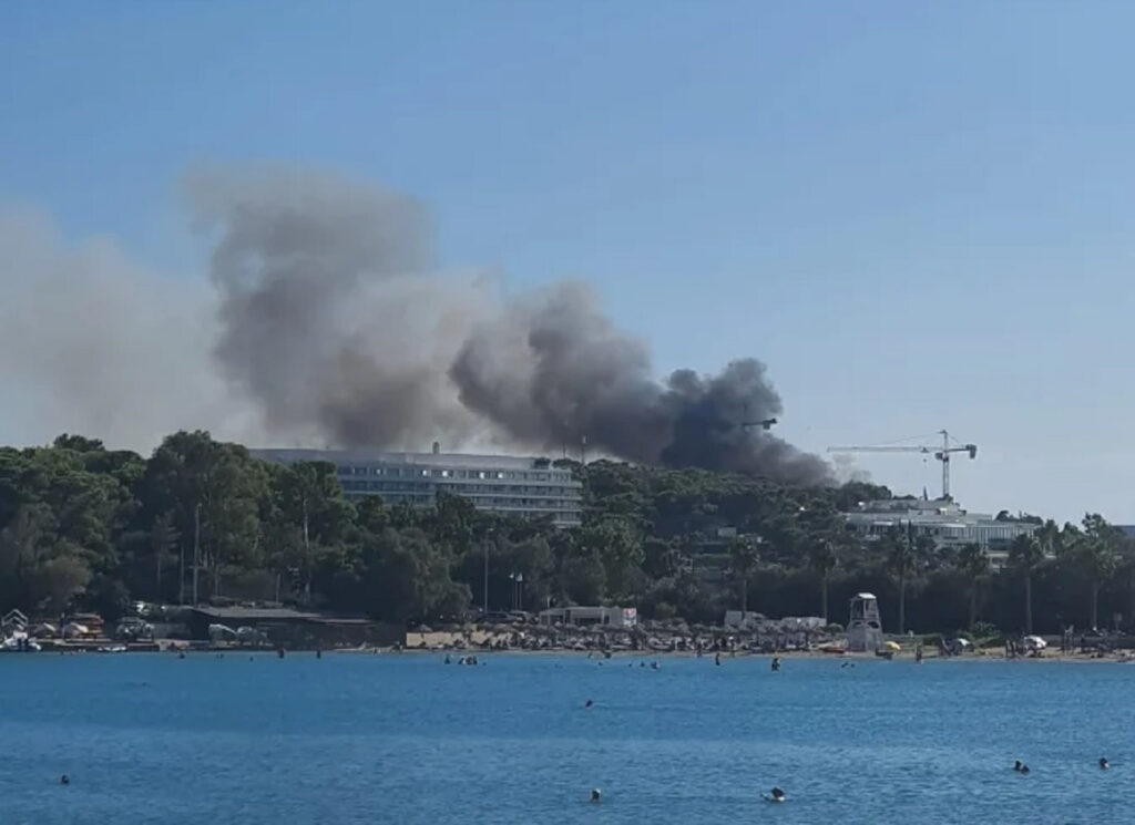 Υπό μερικό έλεγχο η φωτιά στον Αστέρα Βουλιαγμένης