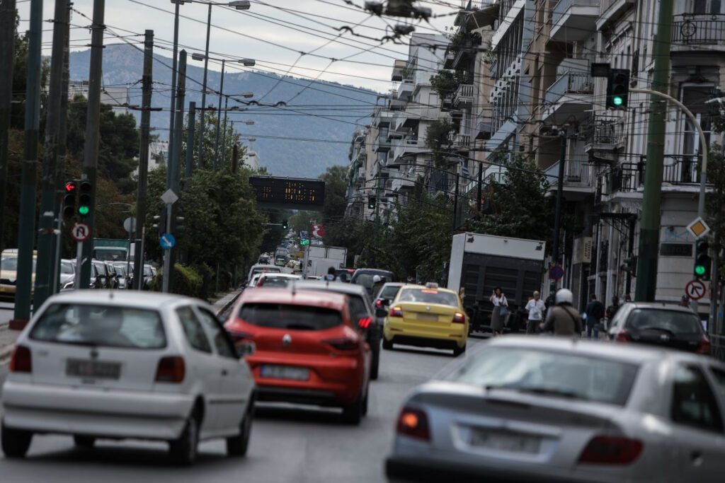 Άλλα «κόλπα» από ΑΑΔΕ για ανασφάλιστα οχήματα: Κατάσχεση αν δεν πληρωθεί το πρόστιμο