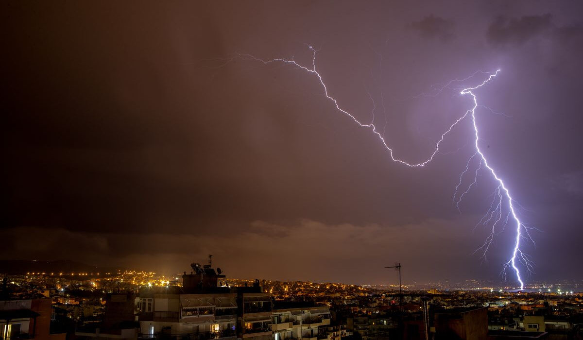 Εκτακτη σύσκεψη για την κακοκαιρία: Ενεργοποιείται το 112 για καταιγίδες και χαλαζοπτώσεις