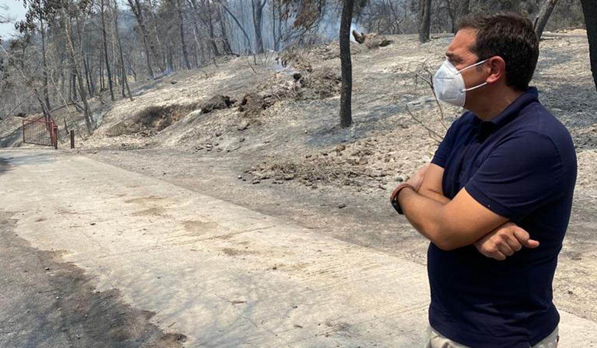 Πρόταση για την αποκατάσταση στα καμένα ετοιμάζει ο Τσίπρας – Σκέψεις για συνέντευξη Τύπου