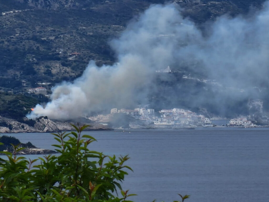 Φωτιά τώρα στο Κοκκάρι Σάμου