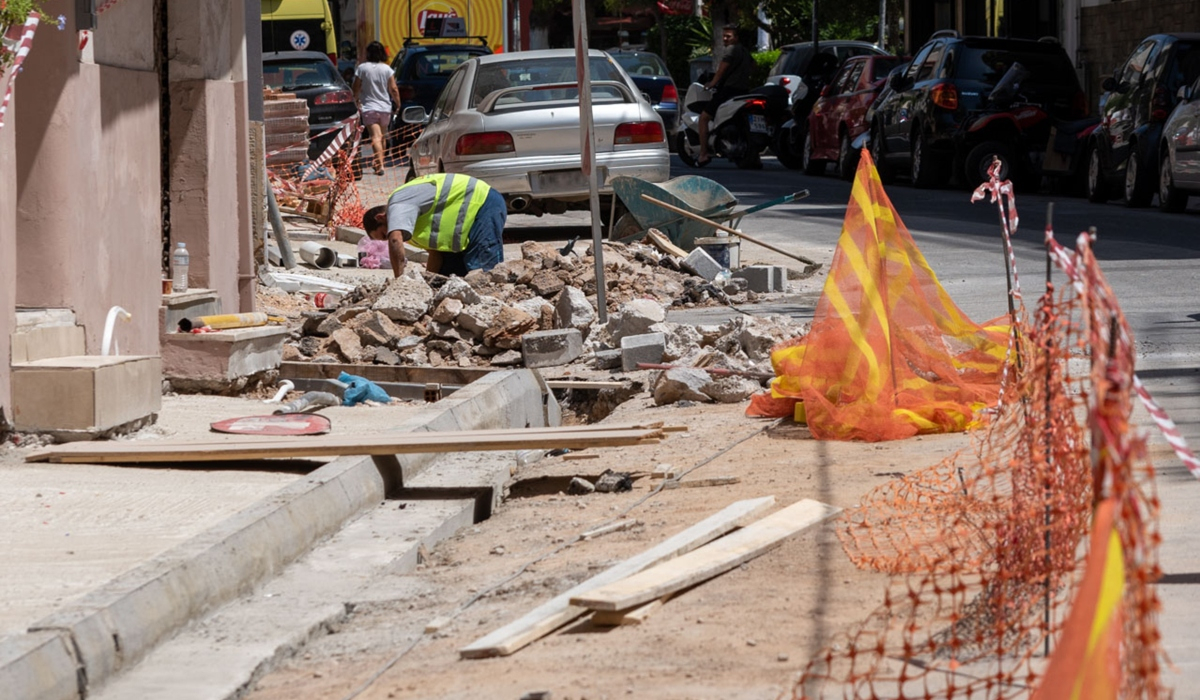 Ποιος έχει την ευθύνη για τα πεζοδρόμια – Πολίτες ή Δήμοι;